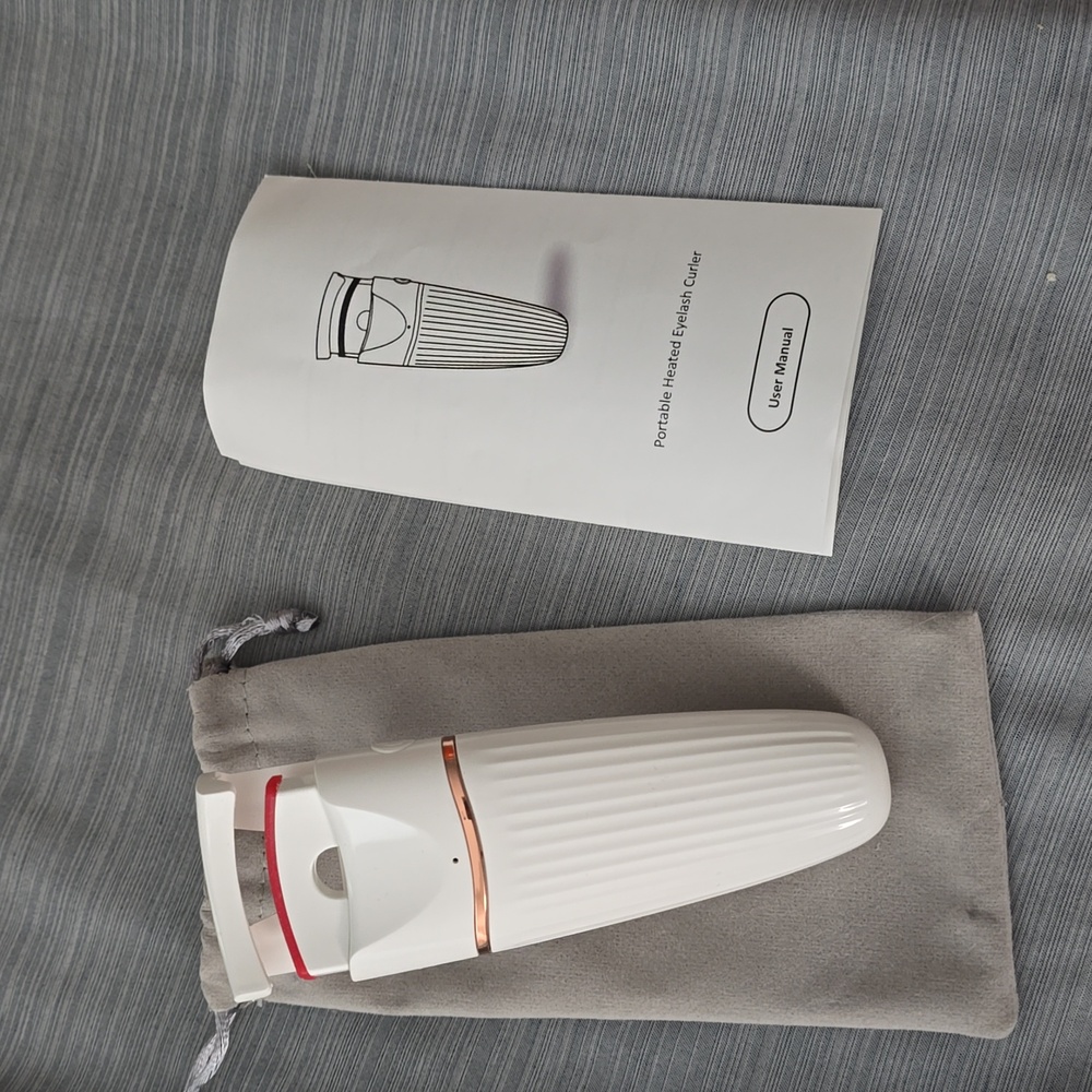Portable heated eyelash curler